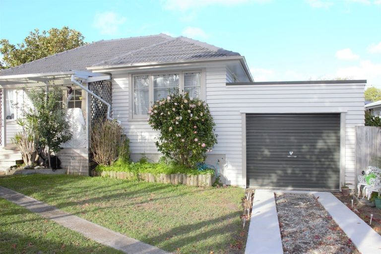 Photo of property in 90 Matipo Road, Te Atatu Peninsula, Auckland, 0610