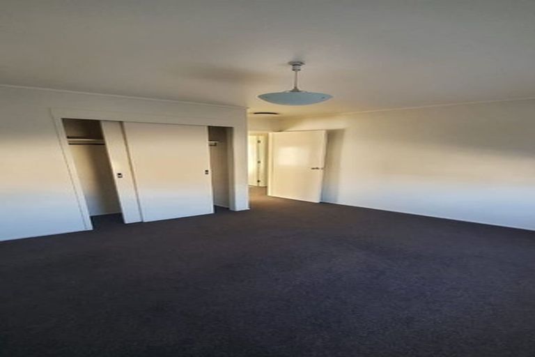 Photo of property in 1/21 Target Road, Totara Vale, Auckland, 0629
