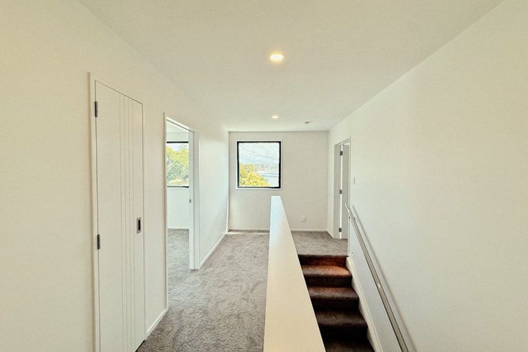 Photo of property in 4a Roberts Road, Matakatia, Whangaparaoa, 0930