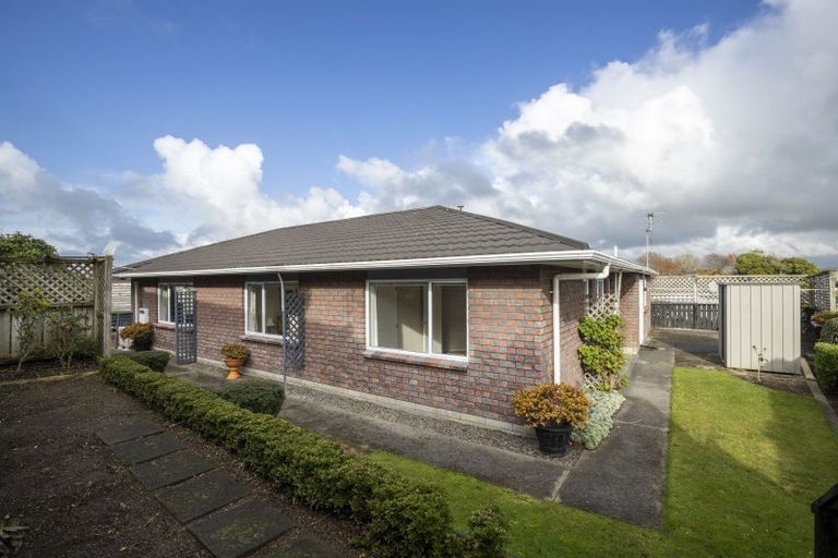 Photo of property in 4/3 Sandel Rise, Merrilands, New Plymouth, 4312