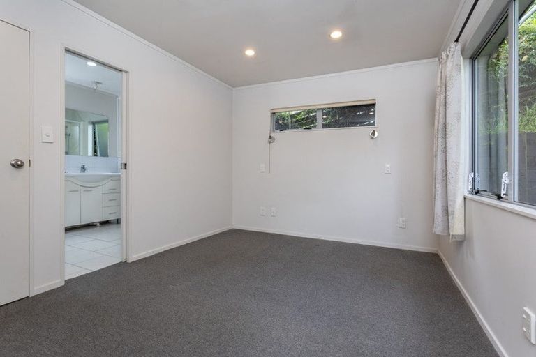 Photo of property in 18 Totaravale Drive, Totara Vale, Auckland, 0629