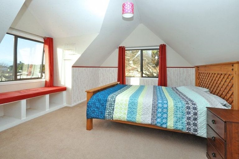 Photo of property in 2/8 Sunward Rise, Glenfield, Auckland, 0629