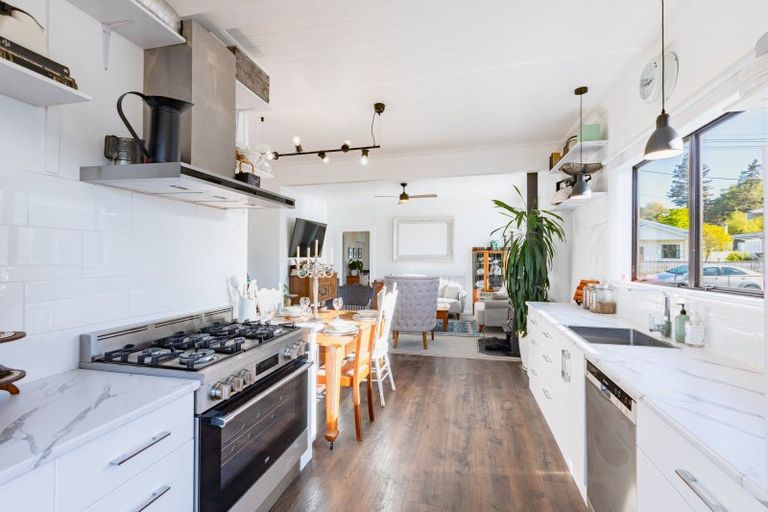 Photo of property in 13 Waverley Street, Waipawa, 4210