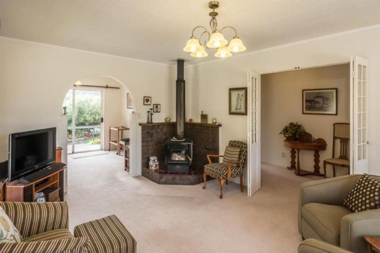 Photo of property in 60 Rewarewa Crescent, Waikanae, 5036