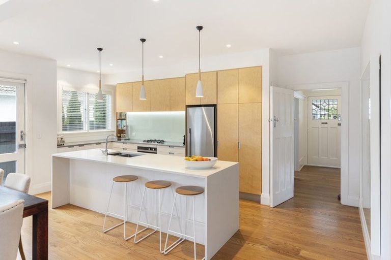 Photo of property in 111 Saint Andrews Square, Strowan, Christchurch, 8052