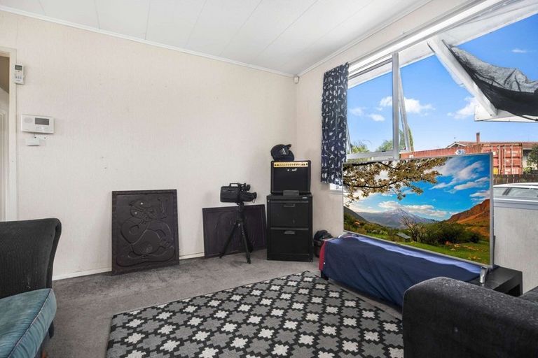 Photo of property in 21 Ngatira Place, Clendon Park, Auckland, 2103
