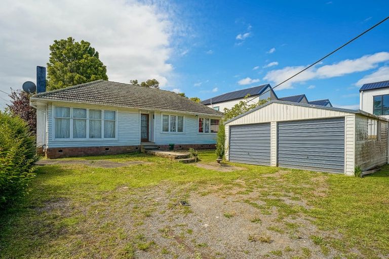 Photo of property in 23 Smythe Road, Henderson, Auckland, 0612