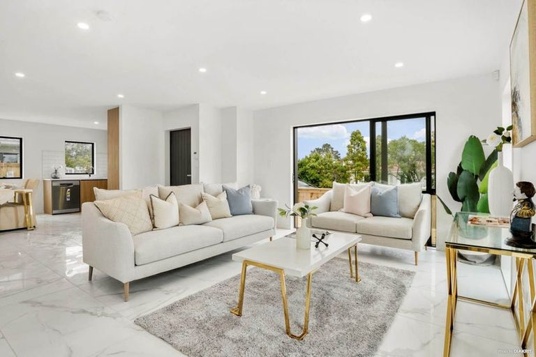 Photo of property in 21c Kingdale Road, Henderson, Auckland, 0610