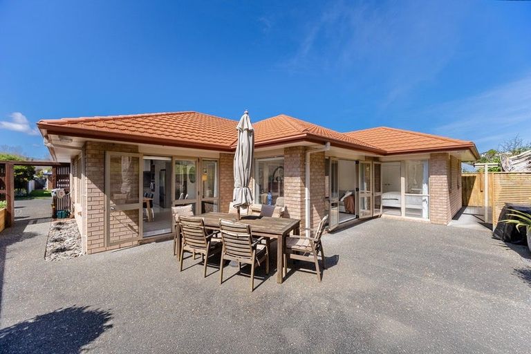 Photo of property in 8 Leanne Way, Waikanae Beach, Waikanae, 5036