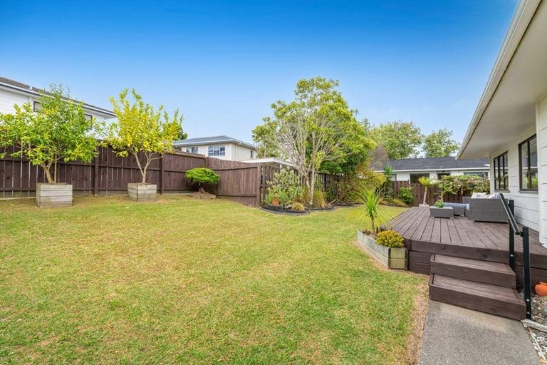 Photo of property in 2/15 Tetrarch Place, Totara Vale, Auckland, 0629