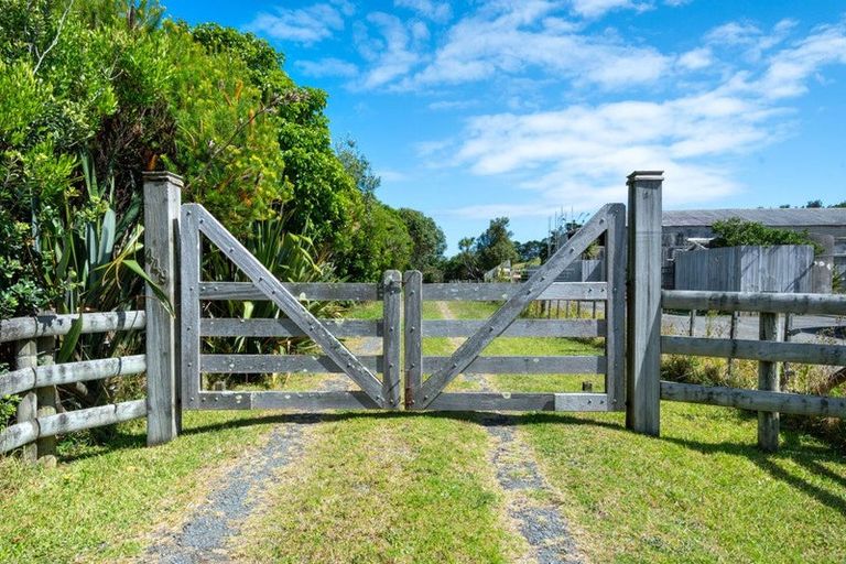 Photo of property in 449 Oaia Road, Muriwai, Waimauku, 0881