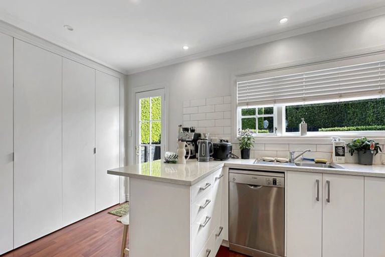 Photo of property in 12 Richmond Avenue, Northcote Point, Auckland, 0627