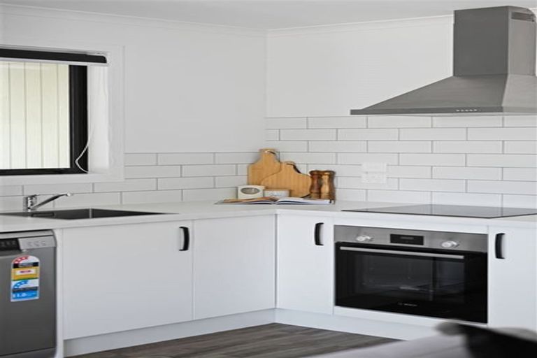 Photo of property in 2u1 Searancke Place, Fairfield, Hamilton, 3214