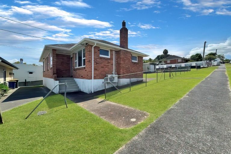 Photo of property in 43a Savoy Road, Glen Eden, Auckland, 0602