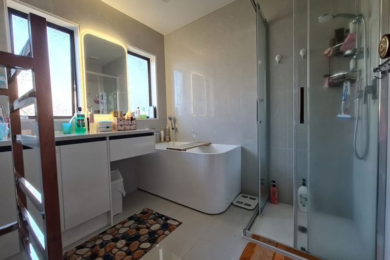 Photo of property in 1 Sunrise Lane, Te Atatu South, Auckland, 0610