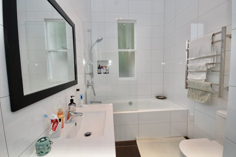 Photo of property in 20 Sulphur Beach Road, Northcote Point, Auckland, 0627