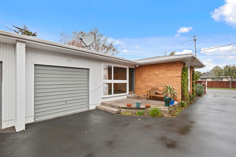 Photo of property in 43 Prestons Road, Redwood, Christchurch, 8051