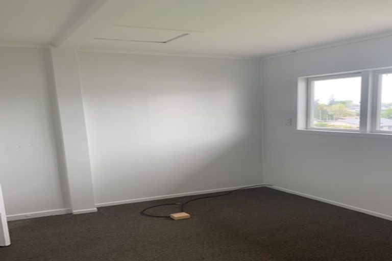 Photo of property in 24 Neil Avenue, Te Atatu Peninsula, Auckland, 0610
