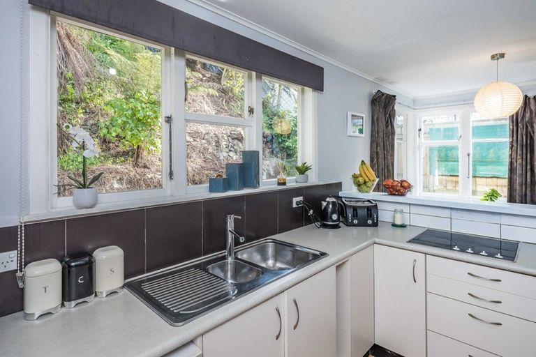 Photo of property in 123 Newlands Road, Newlands, Wellington, 6037