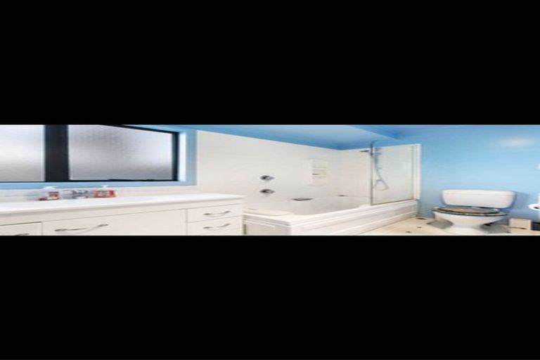 Photo of property in 3 Fernhaven Place, Massey, Auckland, 0614