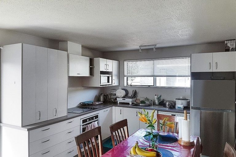 Photo of property in 62 Oakley Crescent, Hornby, Christchurch, 8042