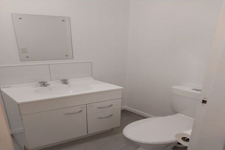 Photo of property in 64a Newlands Road, Newlands, Wellington, 6037