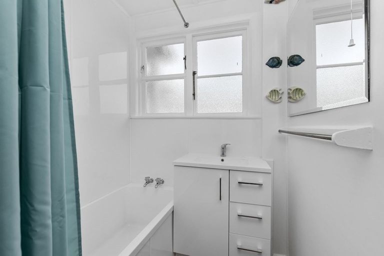 Photo of property in 17 Hewer Crescent, Naenae, Lower Hutt, 5011