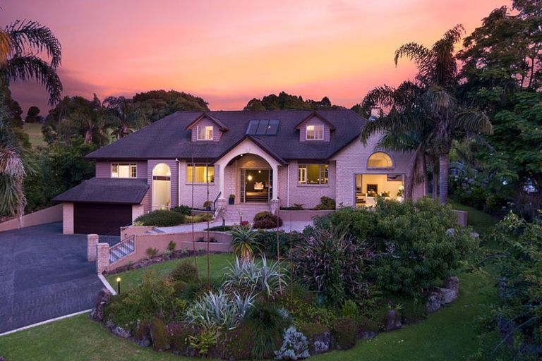 Photo of property in 3 Napuka Road, Henderson Valley, Auckland, 0612