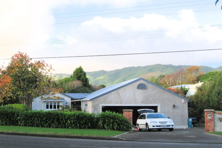 Photo of property in 17 Ngarara Road, Waikanae, 5036