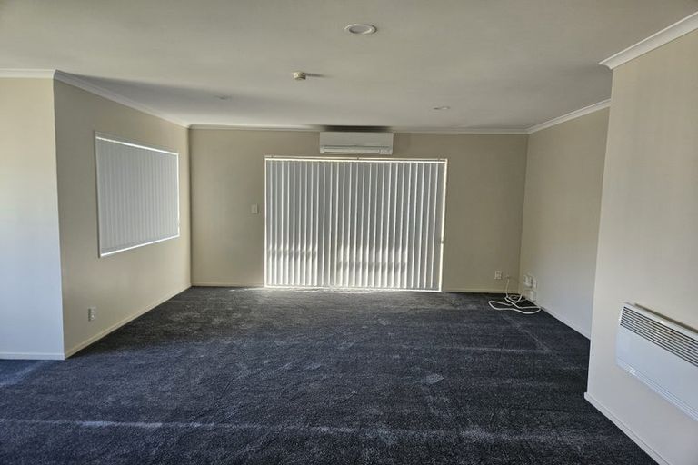 Photo of property in 20 Quincey Place, Massey, Auckland, 0614