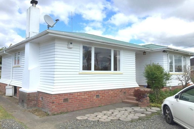 Photo of property in 6 Tawa Road, Te Atatu Peninsula, Auckland, 0610