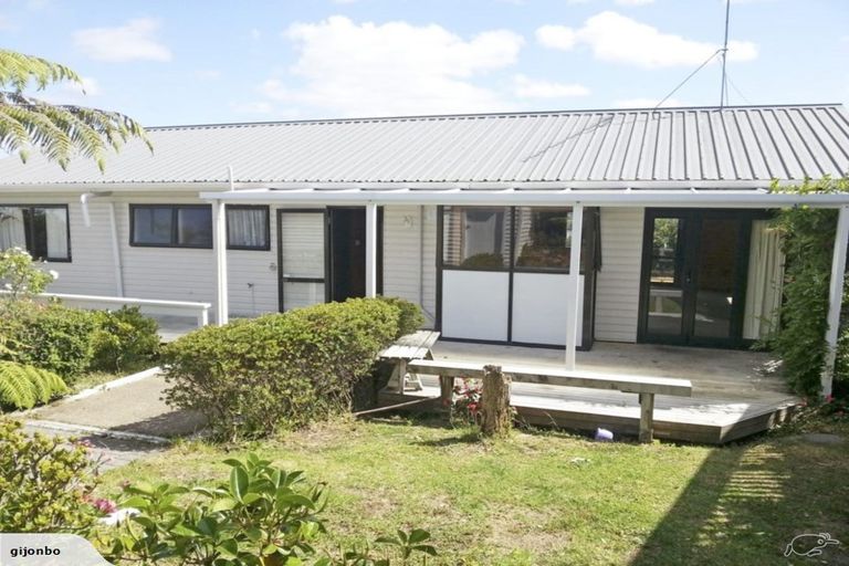 Photo of property in 35 Moffat Road, Red Beach, 0932