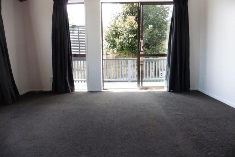 Photo of property in 37 Kirrie Avenue, Te Atatu South, Auckland, 0610