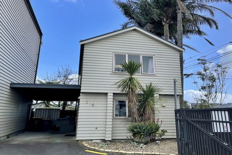Photo of property in 1/4 Keeling Road, Henderson, Auckland, 0612