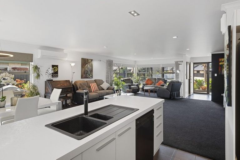 Photo of property in 18 Resolution Place, One Tree Point, 0118