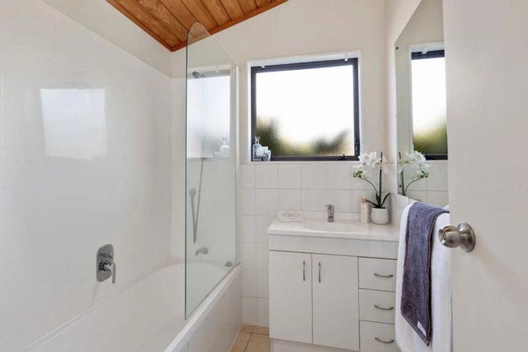 Photo of property in 12b Relko Crescent, Torbay, Auckland, 0630