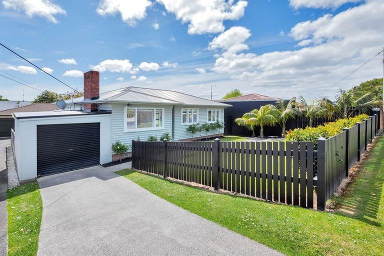 Photo of property in 1 Newington Road, Henderson, Auckland, 0612