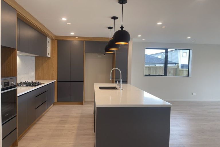 Photo of property in 21 Cronshaw Road, Karaka, 2113