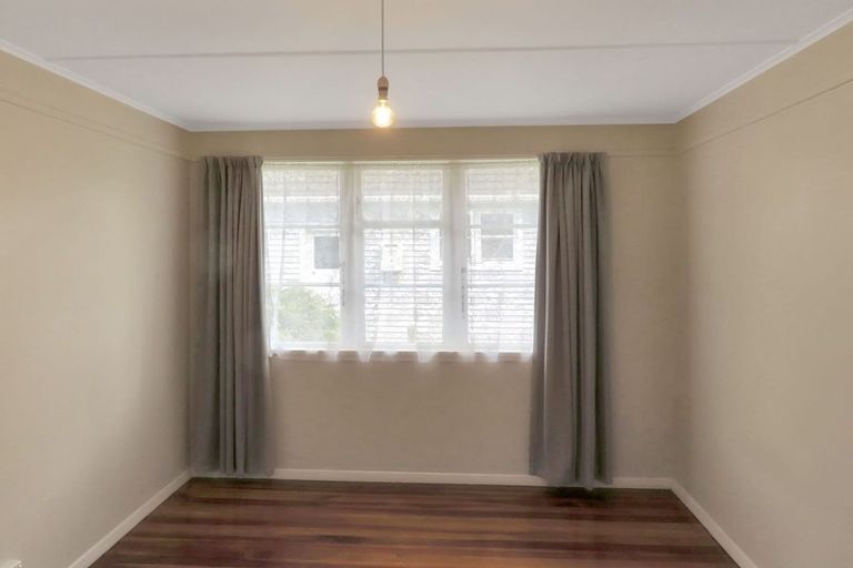 Photo of property in 122 Hewer Crescent, Naenae, Lower Hutt, 5011