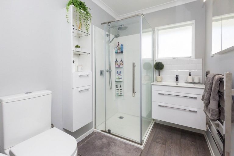 Photo of property in 2/15 Lane Street, Wallaceville, Upper Hutt, 5018
