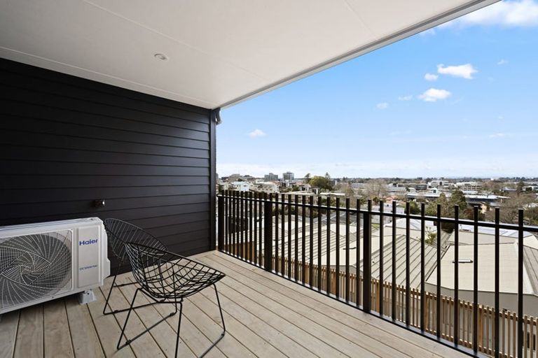 Photo of property in 1/12 Ruakiwi Road, Hamilton Lake, Hamilton, 3204