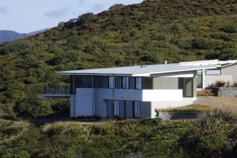 Photo of property in 16 Dungarvan Road, Newlands, Wellington, 6037