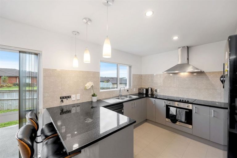 Photo of property in 16 John Broad Place, Flat Bush, Auckland, 2019