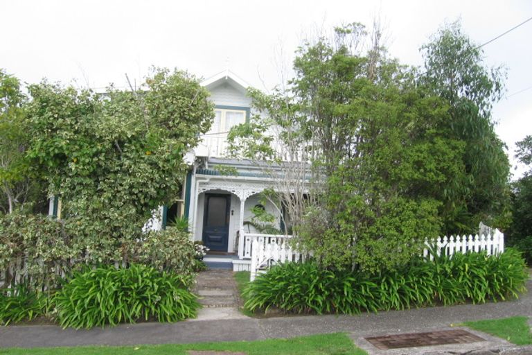 Photo of property in 2/27 Huka Road, Birkenhead, Auckland, 0626