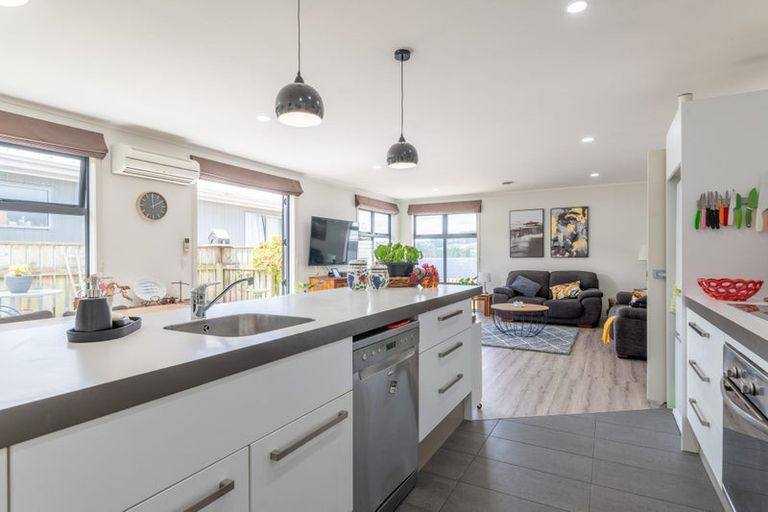 Photo of property in 42 Kenepuru Drive, Tawa, Wellington, 5028