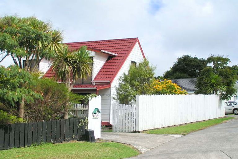 Photo of property in 6 Frosses Place, Massey, Auckland, 0614