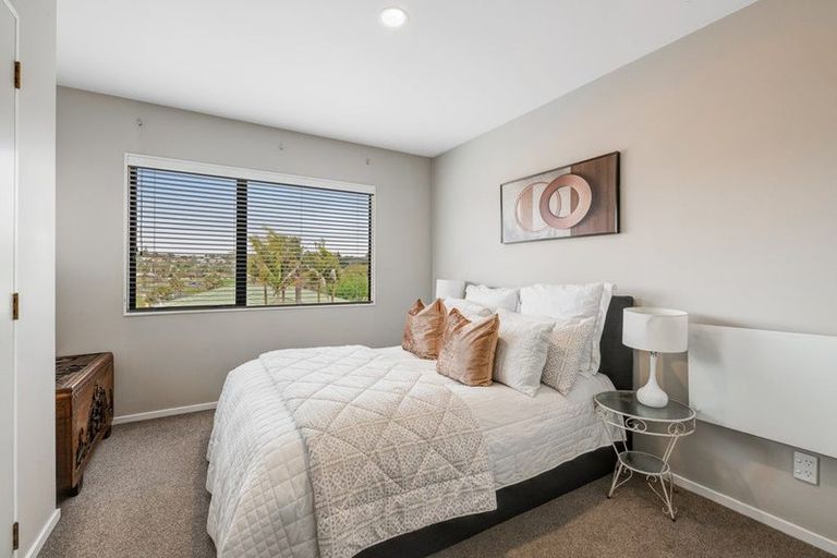 Photo of property in 19 Calypso Way, Unsworth Heights, Auckland, 0632