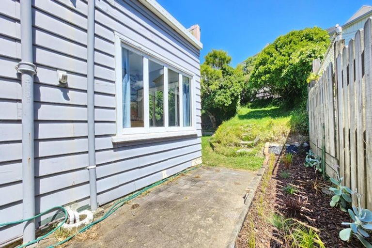Photo of property in 104 Nicholson Road, Khandallah, Wellington, 6035