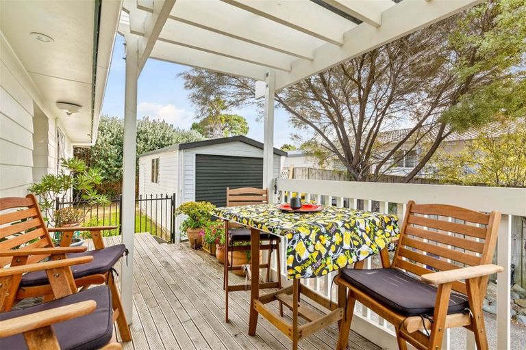 Photo of property in 2 Katrina Place, Massey, Auckland, 0614