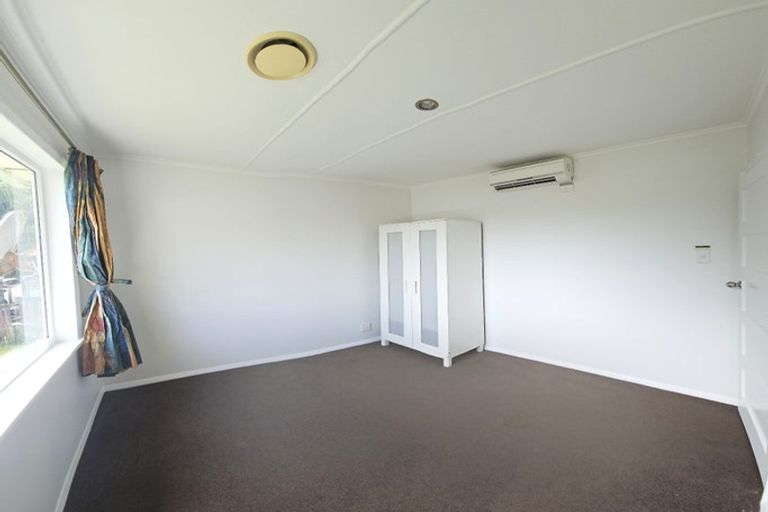 Photo of property in 43 Lyndfield Lane, Newlands, Wellington, 6037